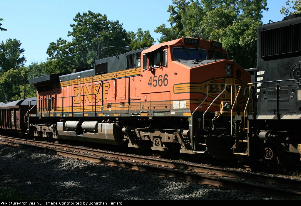 BNSF 4566